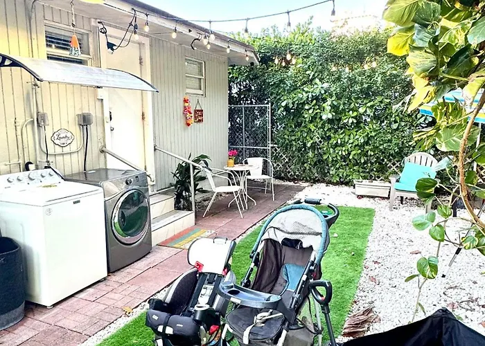 Quiet & Centrally Located House - Private Parking, Laundry And Storage For Luggage