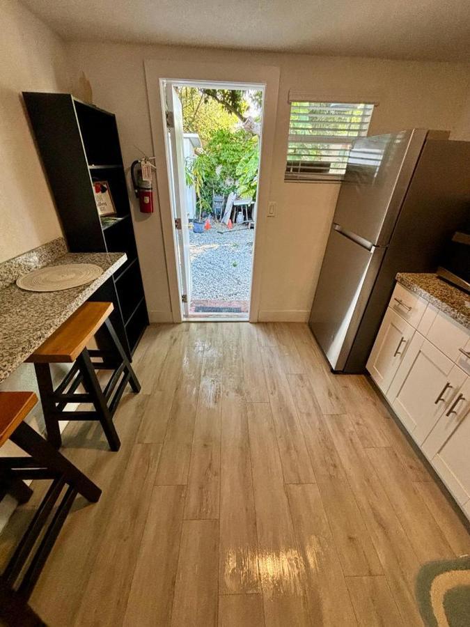 Quiet & Centrally Located House - Private Parking, Laundry And Storage For Luggage Ferienhaus *
