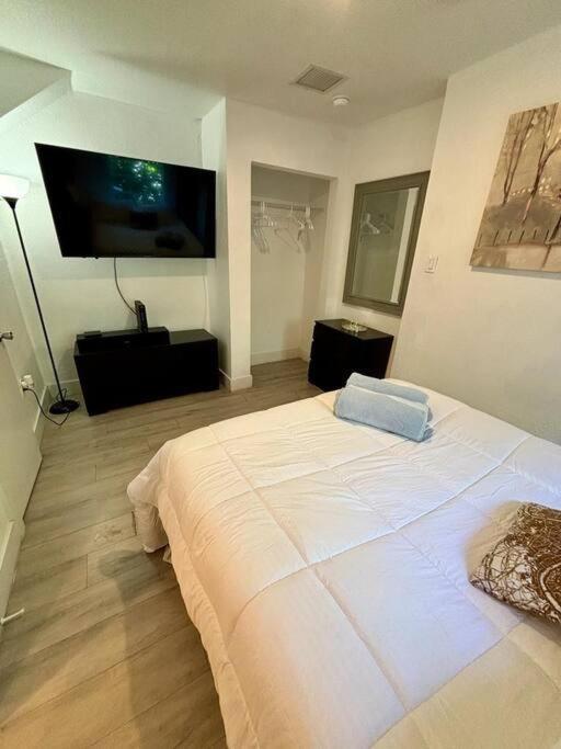 Ferienhaus Quiet & Centrally Located House - Private Parking, Laundry And Storage For Luggage