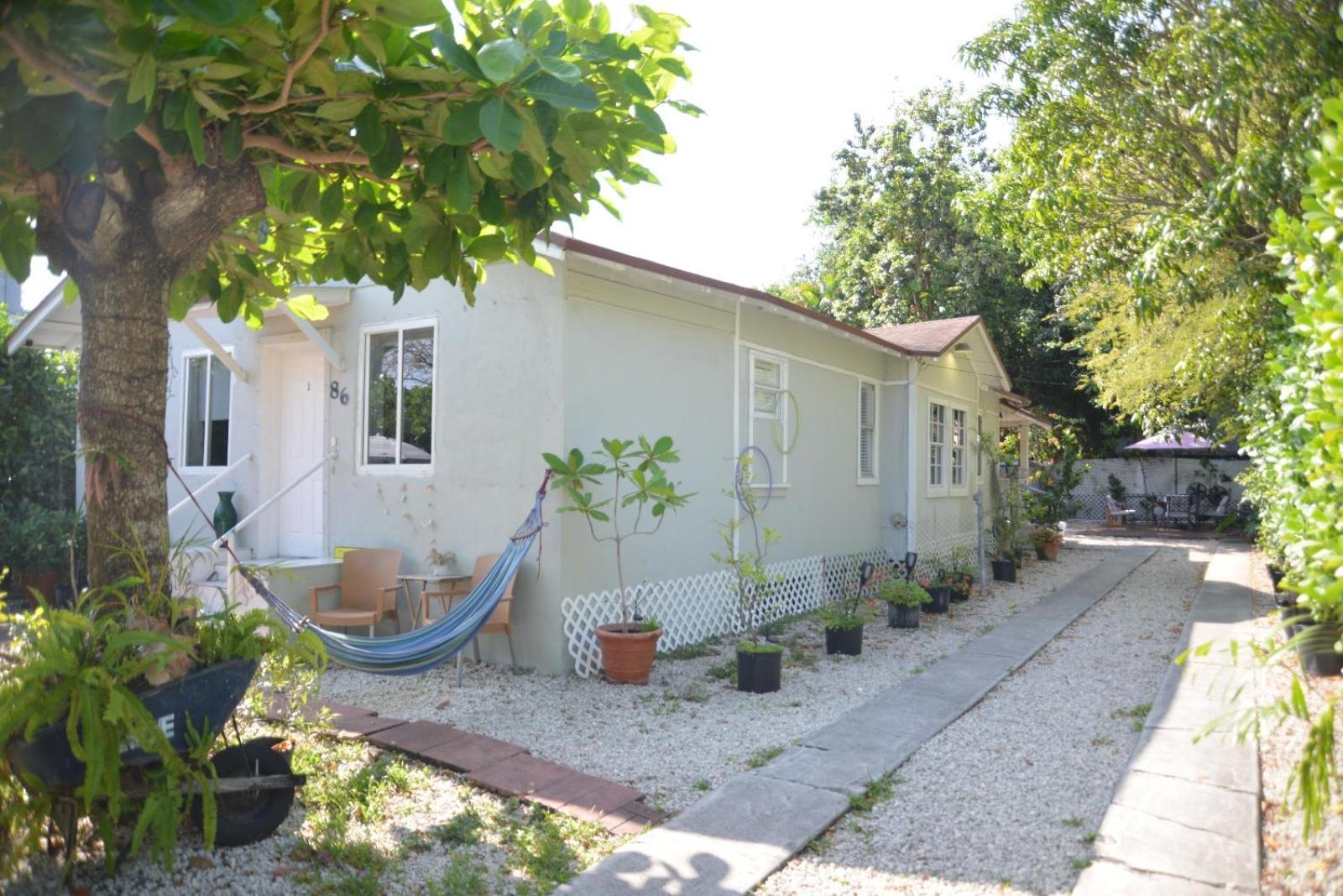 Quiet & Centrally Located House - Private Parking, Laundry And Storage For Luggage Ferienhaus